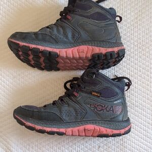 Hoka One Tor Tech Mid WP Hiking Boots 7.5 Nightshade/Teaberry